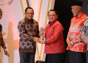 Menteri Dalam Negeri (Mendagri) Tito Karnavian menyerahkan Plakat penghargaan kepada Pj. Gubernur Sulawesi Tenggara (Sultra), Andap Budhi Revianto