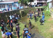 Suasana Gotong Royong membersihkan sungai