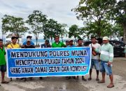Ketua TKBM Muna, Darmono, bersama anggota TKBM.  
