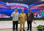 PJ. Gubernur Sultra, Andap Budhi Revianto (Tengah)