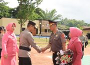 Kapolres Bombana, AKBP Rony Syahendra, SH, S.IK., M.Si saat menyalami personil yang naik pangkat