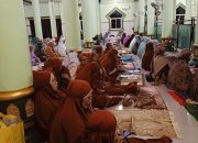 Majelis Taklim saat melakukan Zikir dan Doa Bersama