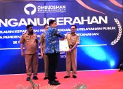 Asisten III Sekretariat Daerah (Setda) Kolut, Syamsuddin, S.Pd mewakili Pemkab Kolut menerima Penghargaan