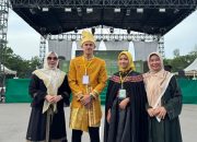 Ketua LASQI Kolaka Utara, Ny. Nurhayati Yusmin, S.Pd., M.M saat mendampingi peserta dan official Kolut di Konawe