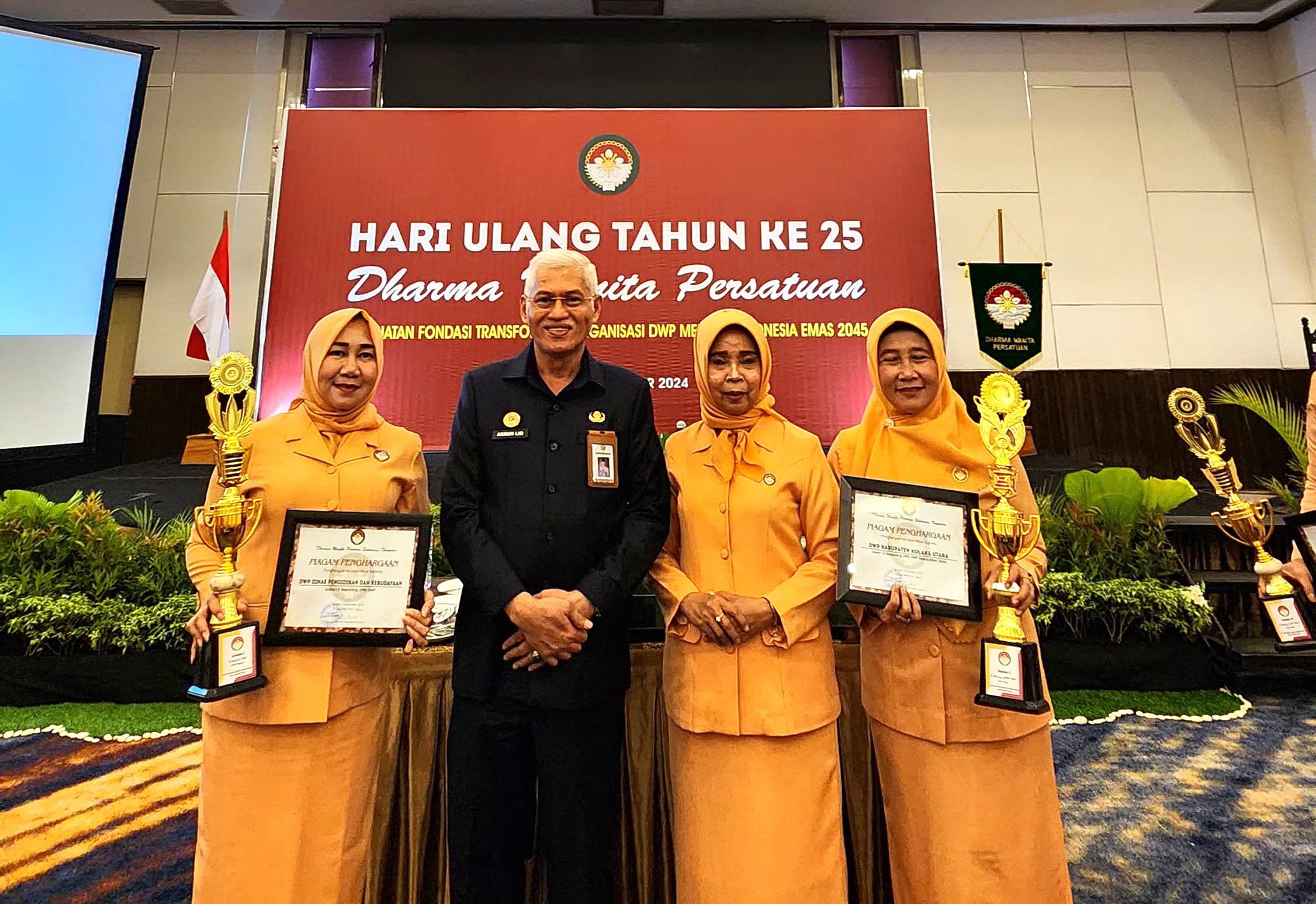 Dari Kiri: Ny. Nurhayati Yusmin, Sekda Provinsi, Ibu Ketua DWP Sultra dan Ketua DWP Kolaka Utara.