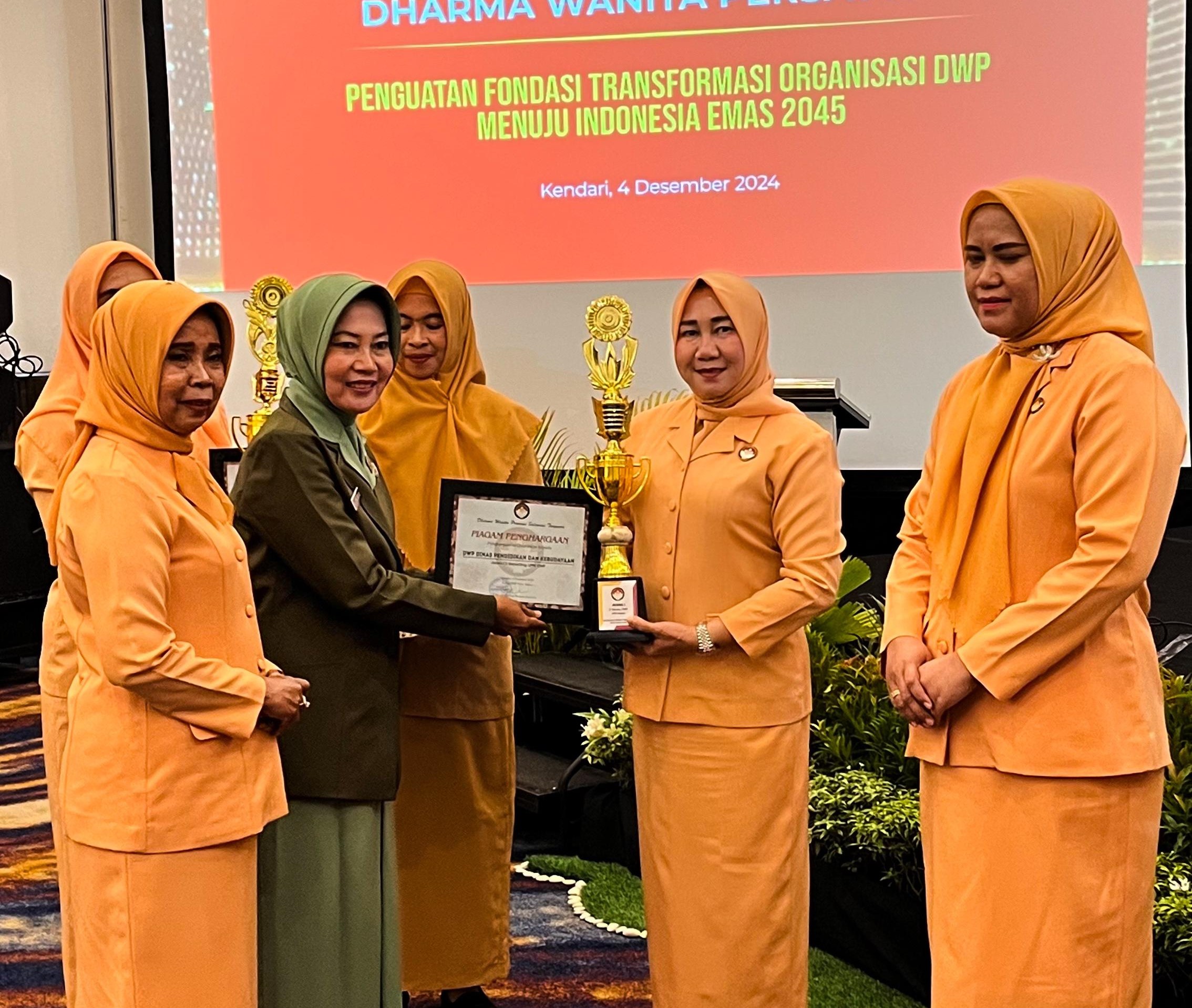 Ny. Nurhayati Yusmin selaku Ketua DWP Dinas Pendidikan dan Kebudayaan Menerima Trophy dan Penghargaan DWP OPD Terbaik di Lingkup Pemerintah Provinsi Sultra