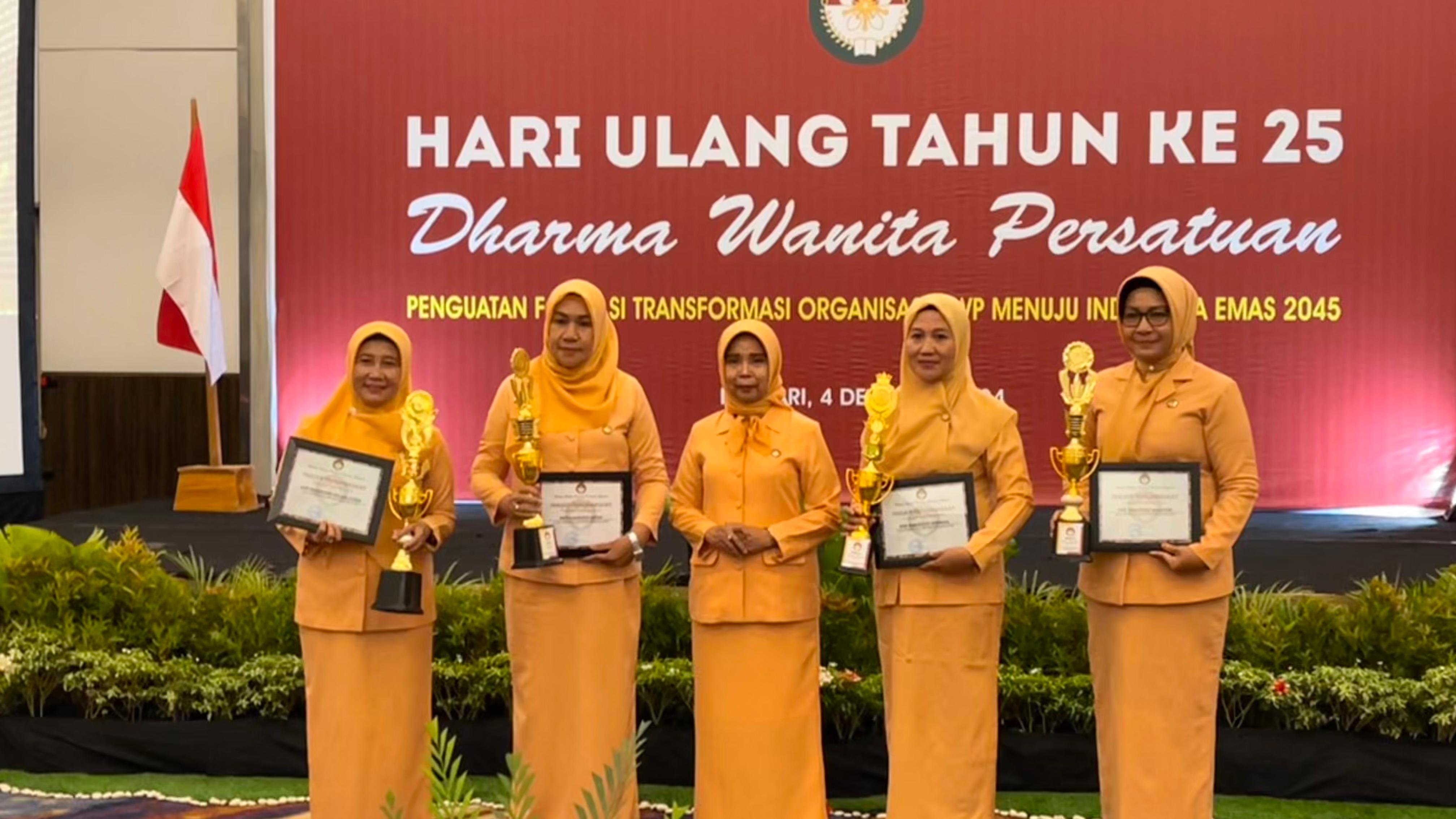 Foto bersama Ketua DWP Sultra.