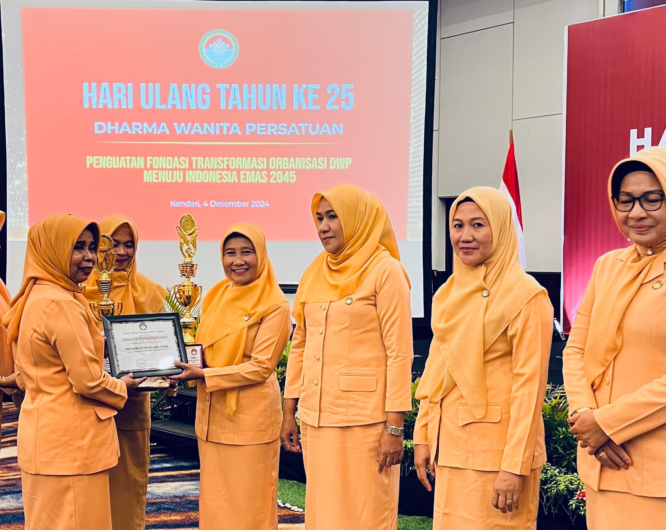 Ny. Suriana Taufik Menerima Penghargaan dan Trophy sebagai DWP Terbaik di 17 Kabupaten/Kota di Sultra