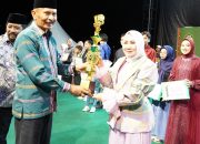 Ketua Lasqi Kolut Ny. Nurhayati Yusmin. menerima trophy Juara Umum
