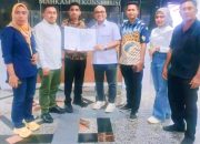 Cawabup Muna, Purnama Ramadhan, didampingi tim kuasa hukumnya menunjukkan tanda bukti pendaftaran perkara perselisihan hasil Pilkada di MK.