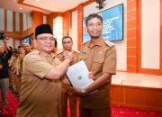 PJ. Gubernur Sultra, Andap Budhi Revianto (Kiri) dan Pj. Bupati Kolaka Utara, Yusmin (Kanan)