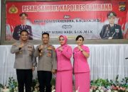 Dari Kiri: AKBP Wisnu Hadi, S.I.K., M.I.K. dan AKBP Roni Syahendra, S.H., S.I.K., M.Si., beserta Istri masing-masing