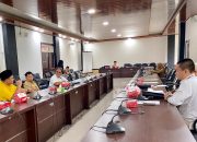 Direktur LKPD Sultra, Muh.Arham (Berbaju Kuning) saat menyampaikan pandangannya di DPRD Sultra