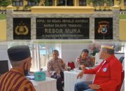 La Ode Awori, pemilik lahan, bersama Ramaddan saat melapor di Polres Muna.