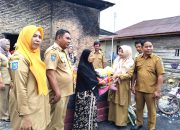 Dinsos Bombana saat meyalurkan bantuan