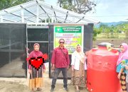 Dinas Ketapang Bombana saat menyerahkan Bantuan