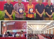 Badan Kesbangpol Bombana saat menerima penghargaan dari KPU Bombana