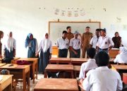 Kesbangpol Bombana saat sosialisasi kepada para Siswa