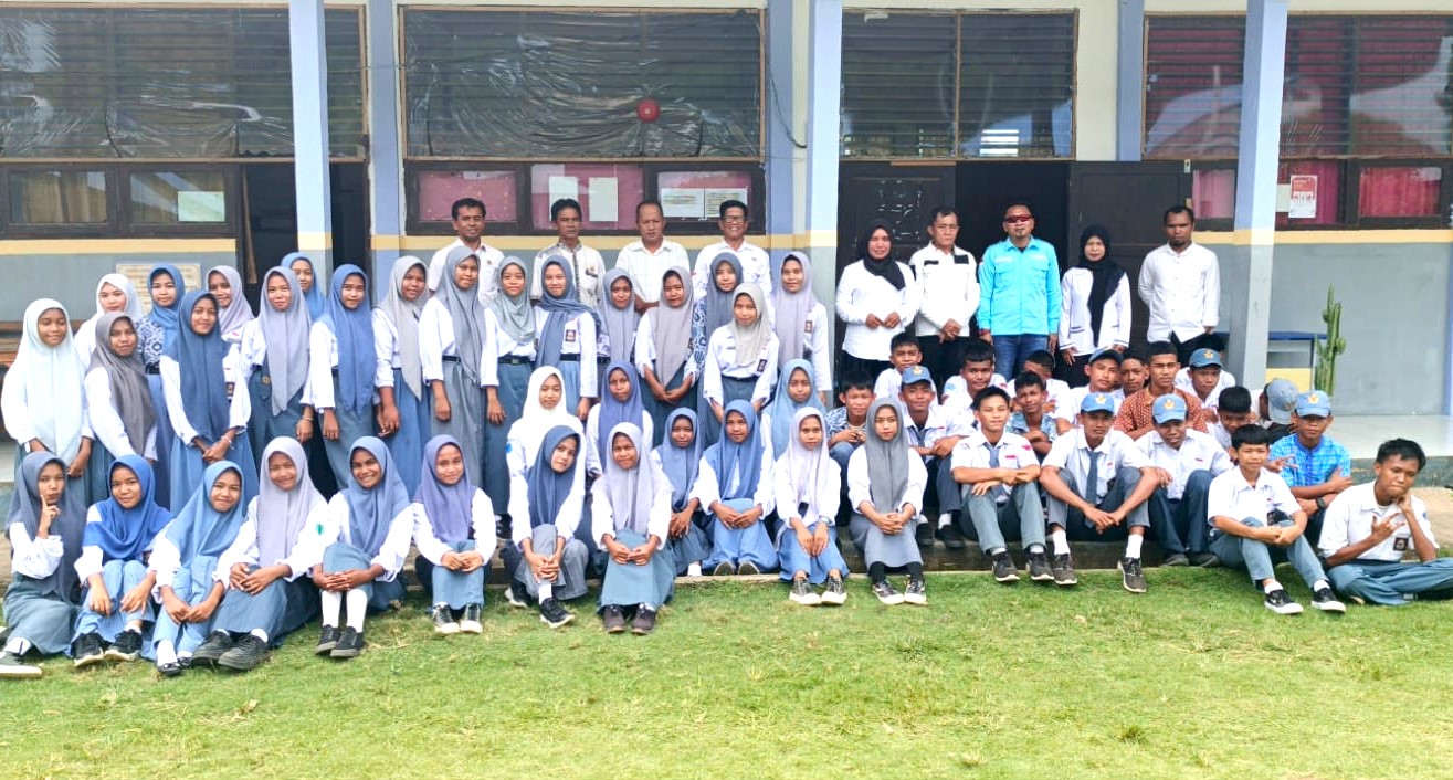 Foto bersama usai sosialisasi di SMA Negeri 13 Bombana