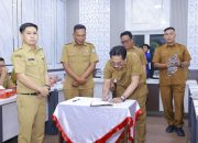 Pj. Bupati Bombana Edy Suharmanto saat menandatangani perjanjian para Pejabat dan Camat di Bombana