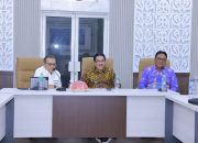 Pj. Bupati Bombana, Edy Suharmanto (Tengah), Kepala Kanwil DJPb Sultra, Syarwan, S.E., M.M (kiri)