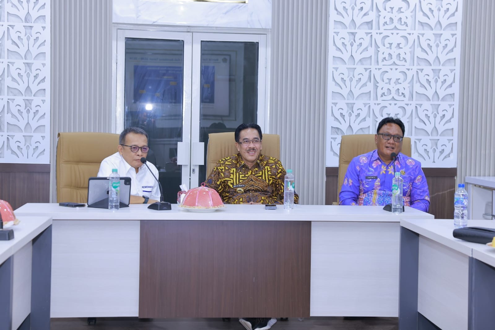 Pj. Bupati Bombana, Edy Suharmanto (Tengah), Kepala Kanwil DJPb Sultra, Syarwan, S.E., M.M (kiri)