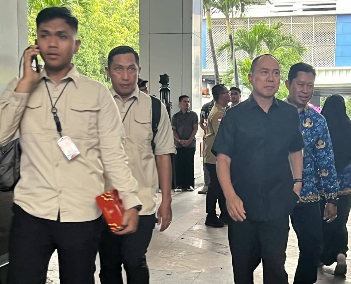 Gubernur Sultra terpilih Andi Sumangerukka saat menuju lokasi pemeriksaan kesehatan
