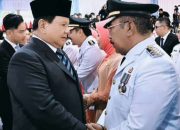 Presiden RI Prabowo Subianto saat menyalami Bupati Bombana H. Burhanuddin
