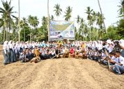 Foto bersama usai kegiatan Penanaman serentak