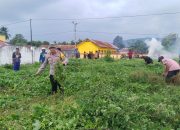 Kapolsek Lantari Jaya, IPDA Prasetyo Nento, SH saat kerja bakti bersama anggota dan warga
