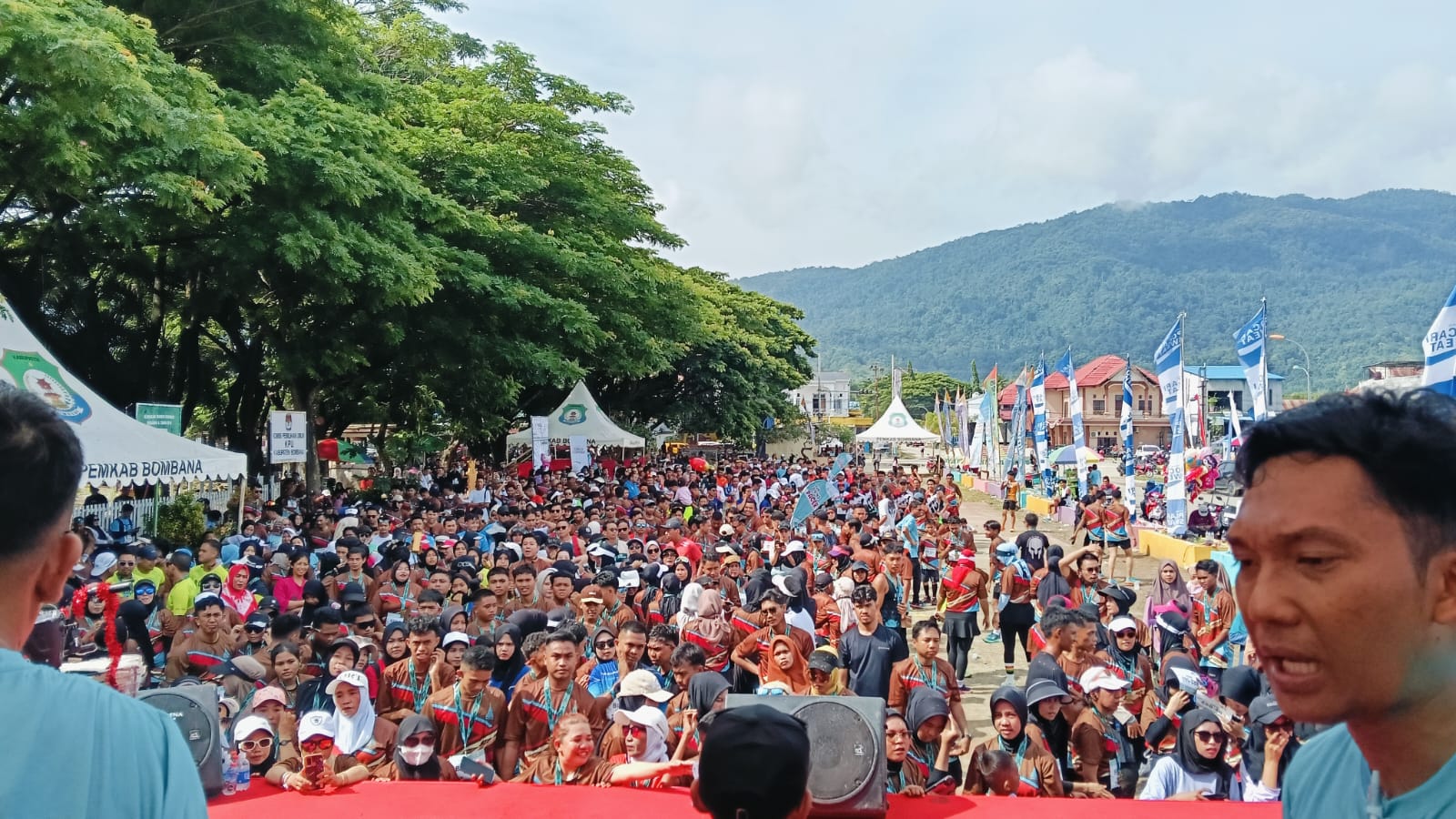 Para peserta menikmati hiburan dari artis ibu kota