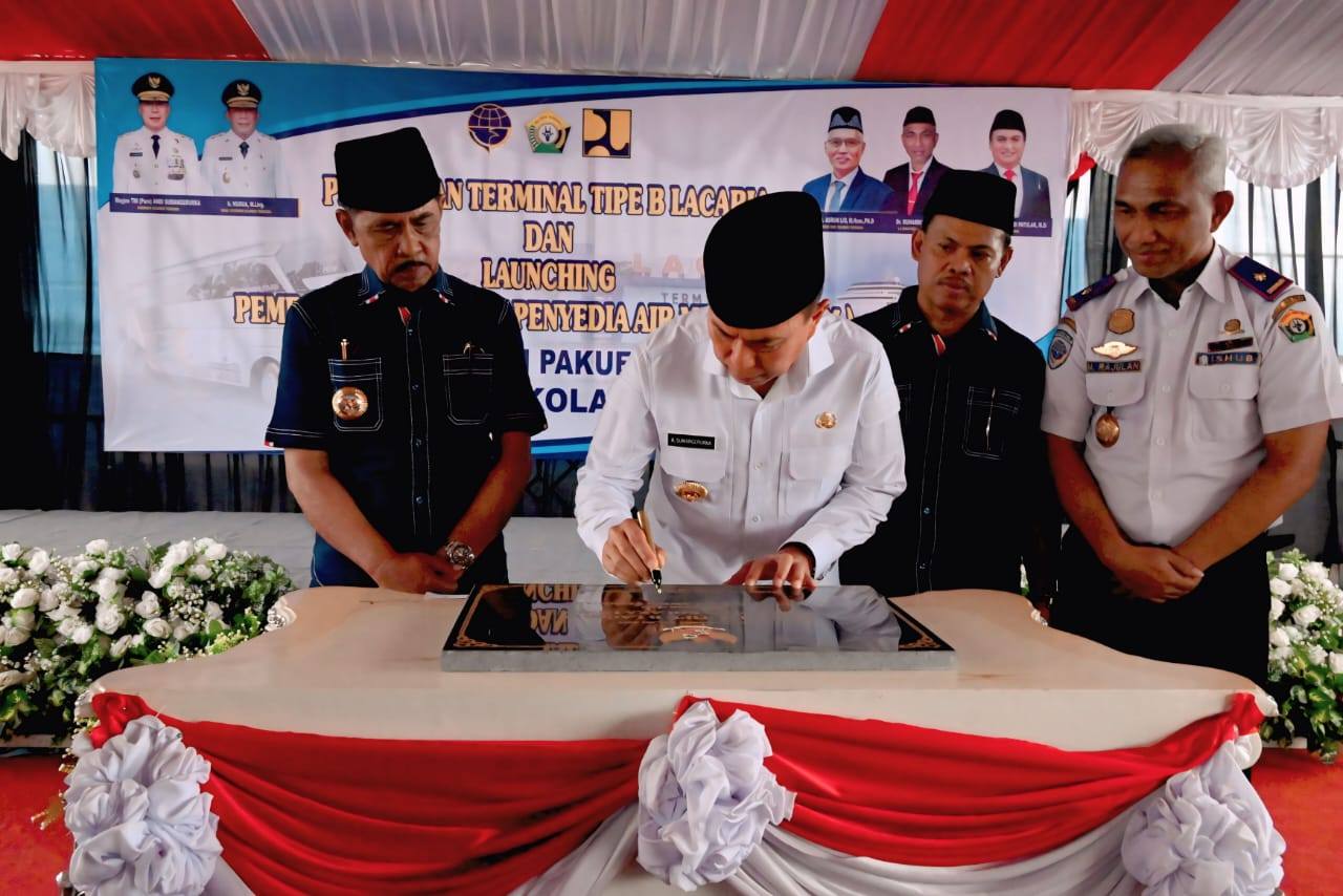 Gubernur Sultra Andi Sumangerukka saat menandatangani peresmian Terminal Tipe B Lacaria di Lasusua