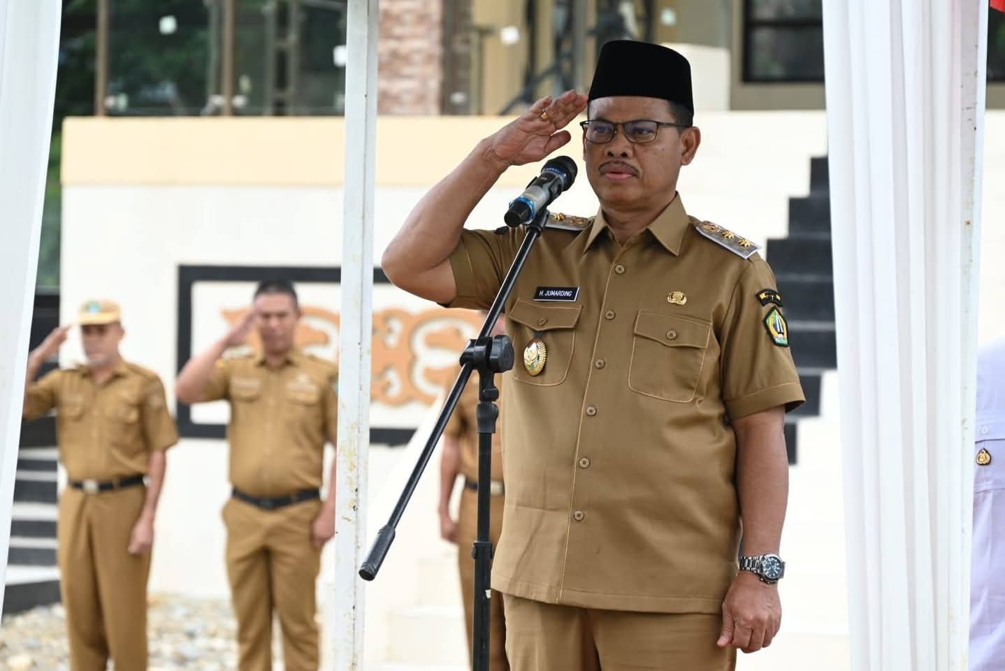 Wakil Bupati Kolaka Utara, H. Jumarding, SE saat memimpin apel perdana