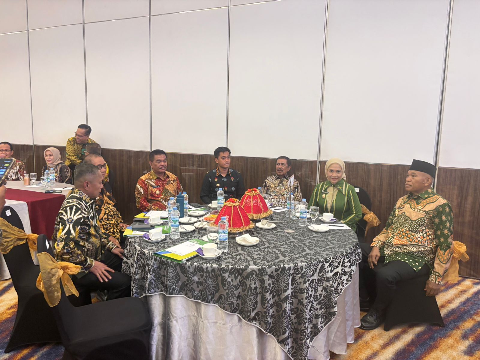 Bupati Kolaka Utara, Drs. H. Nurrahman Umar, MH (Ketiga dari Kanan) saat menghadiri penandatanganan kerja sama antara BPJS Ketenagakerjaan dengan Kejaksaan Tinggi (Kejati) Sultra dan Kejaksaan Negeri (Kejari) se-Sultra