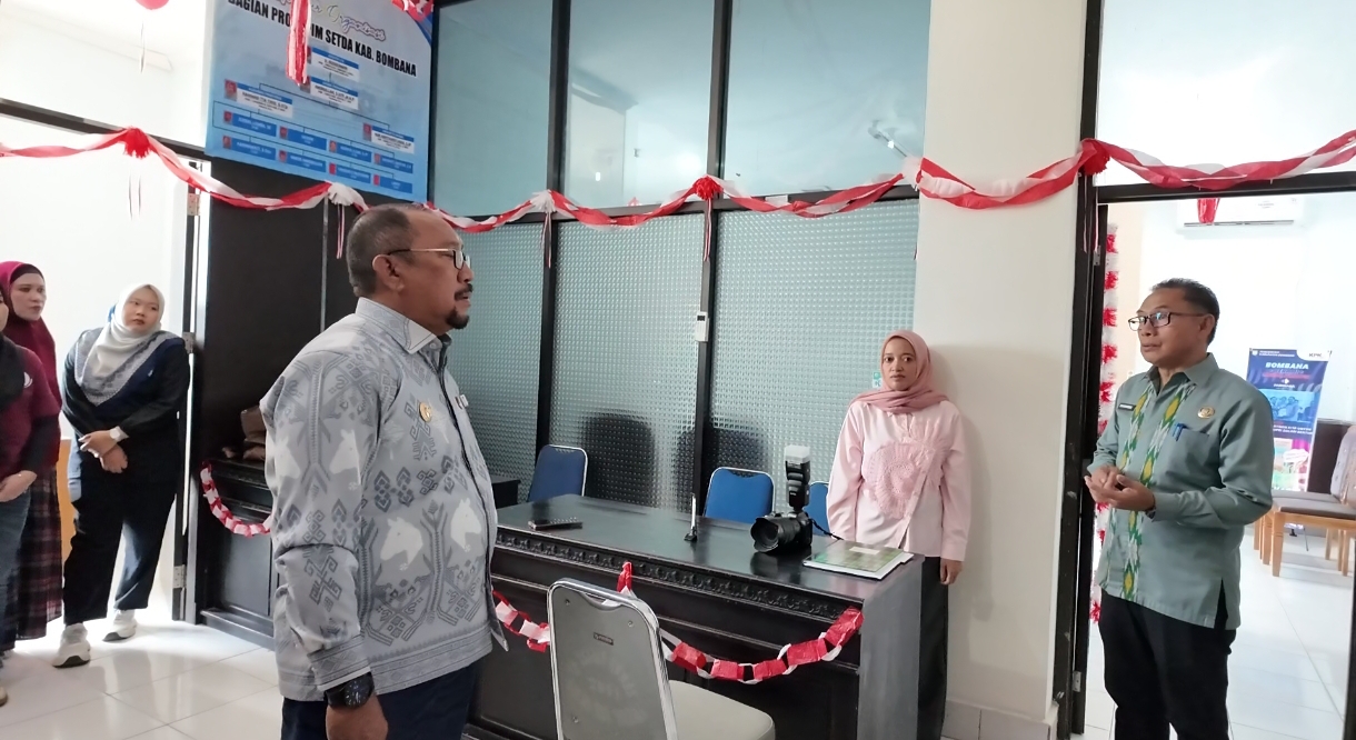 Bupati Bombana, Ir. H. Burhanuddin, M.Si (Kiri) saat melakukan Sidak