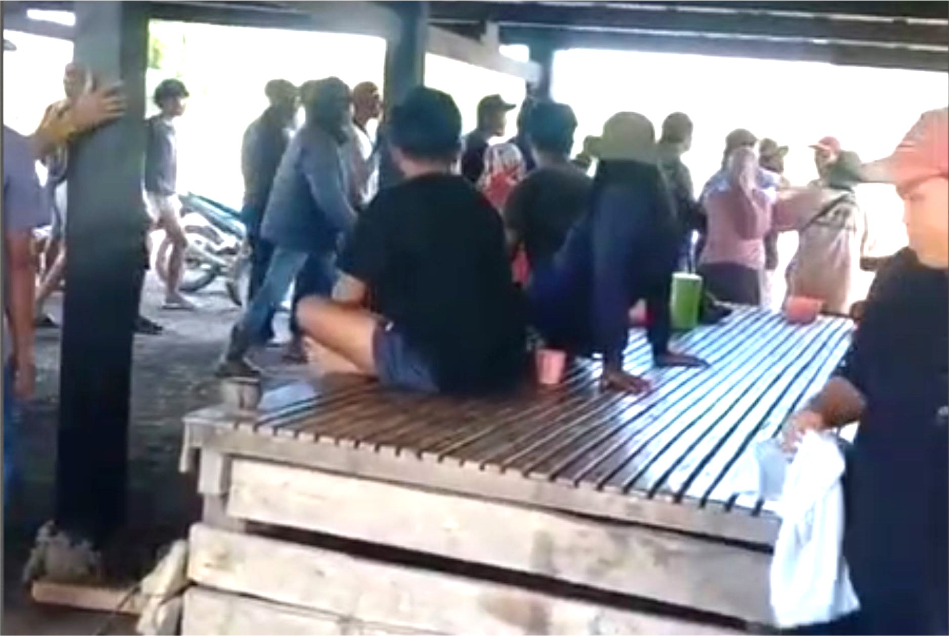 Tangkapan Layar Potongan Video Amatir Warga saat Awal kejadian Bentrok