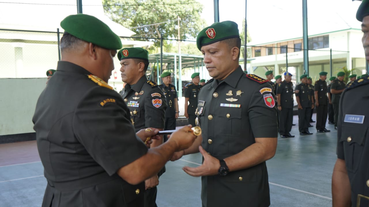 Danrem 143/Ho Serahkan Tongkat Komando Kodim 1431/Bombana Letkol Arm Mulyadi, SH.