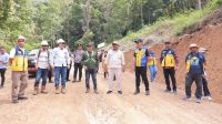 Kepala Dinas PUPR Bombana, Sofian Baco saat mendampingi Bupati Bombana Ir. H. Burhanuddin, M.Si., bersama Wakil Bupati H. Ahmad Yani, S.Pd., M.Si., meninjau progres pekerjaan peningkatan jalan Batuawu–Olondoro