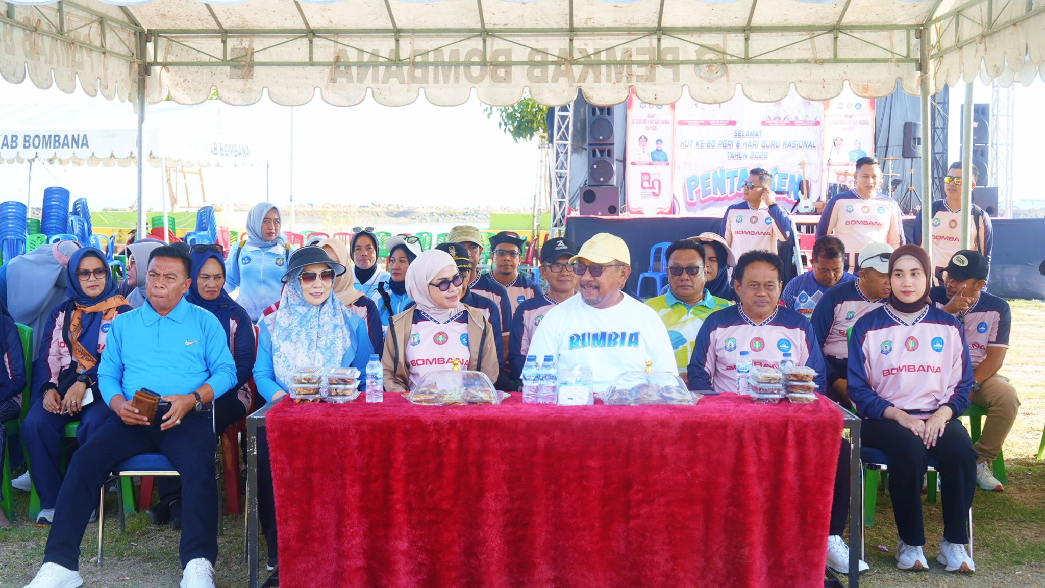 Bupati Bombana Ir. H. Burhanuddin, M.Si bersama Ketua TP PKK Hj. Fatmawati Kasim Marewa dan jajaran Forkopimda menghadiri puncak peringatan HUT ke-80 PGRI dan Hari Guru Nasional tahun 2025 tingkat Provinsi Sulawesi Tenggara di RTH eks MTQ Bombana.