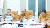 Bupati Bombana Ir. H. Burhanuddin, M.Si bersama Forkopimda mengikuti Rakor Pengendalian Inflasi Nasional secara virtual dari Ruang Rapat Measa Laro, Kantor Bupati Bombana.