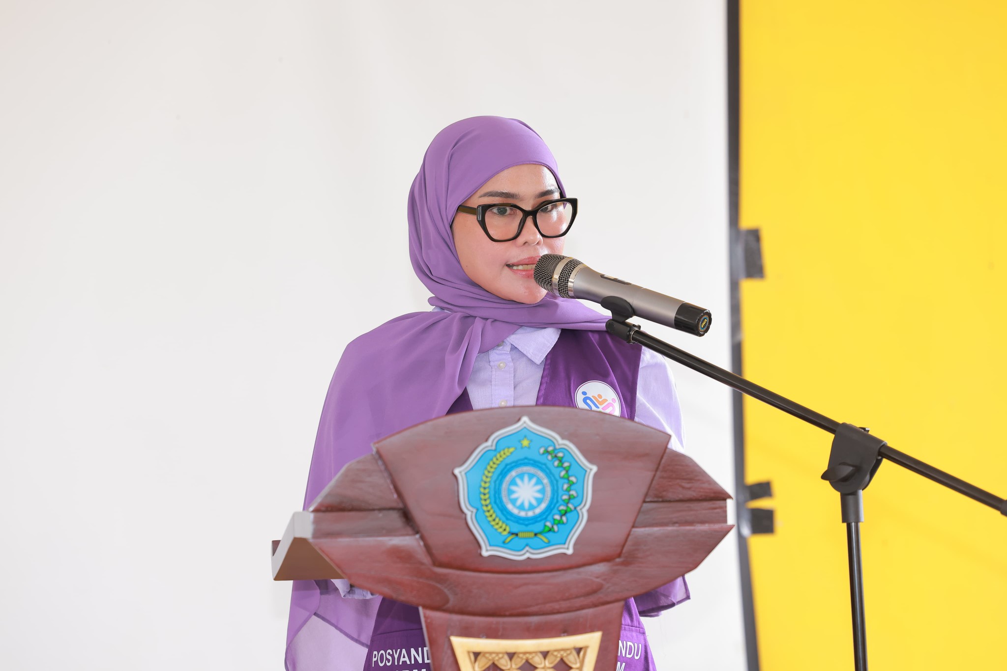 Ketua TP-PKK Kabupaten Bombana menyampaikan sambutan pada kegiatan revitalisasi Posyandu, menegaskan pentingnya peran kader dalam meningkatkan kesehatan ibu dan anak di tingkat desa.