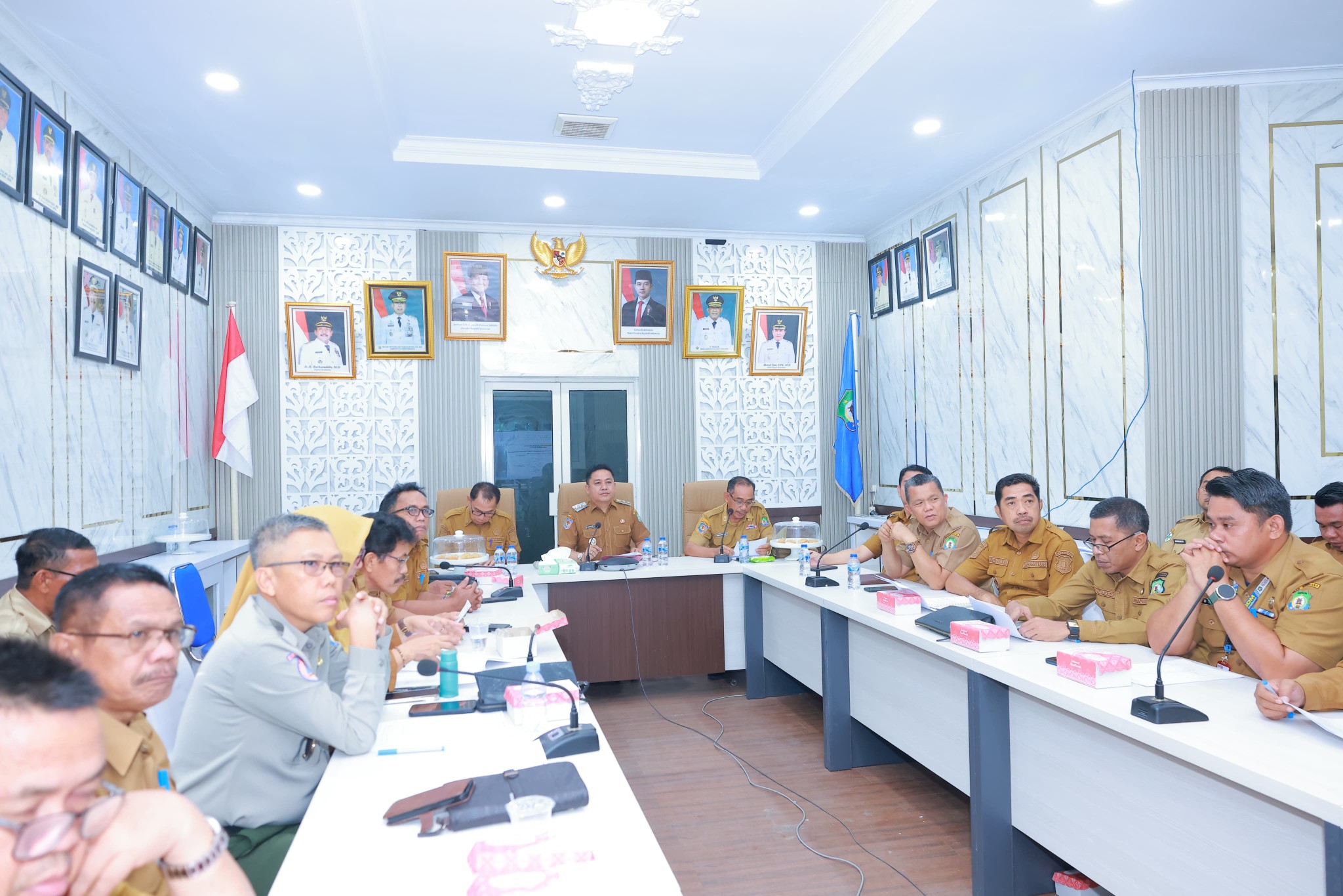 Wakil Bupati Bombana Ahmad Yani, S.Pd., M.Si memimpin rapat koordinasi bersama jajaran OPD membahas penyusunan Rencana Induk dan Peta Jalan Pemajuan IPTEK Daerah di Ruang Rapat Tina Orima.