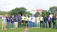 Bupati Bombana, Ir. H. Burhanuddin, M.Si, meresmikan Turnamen Sepak Bola Bupati Cup 2 di Lapangan Bambaea, Poleang Timur, Sabtu (15/11/2025). Bupati berpesan agar 14 tim peserta menjunjung tinggi kejujuran dan disiplin, serta berharap turnamen ini melahirkan atlet Porprov 2026.