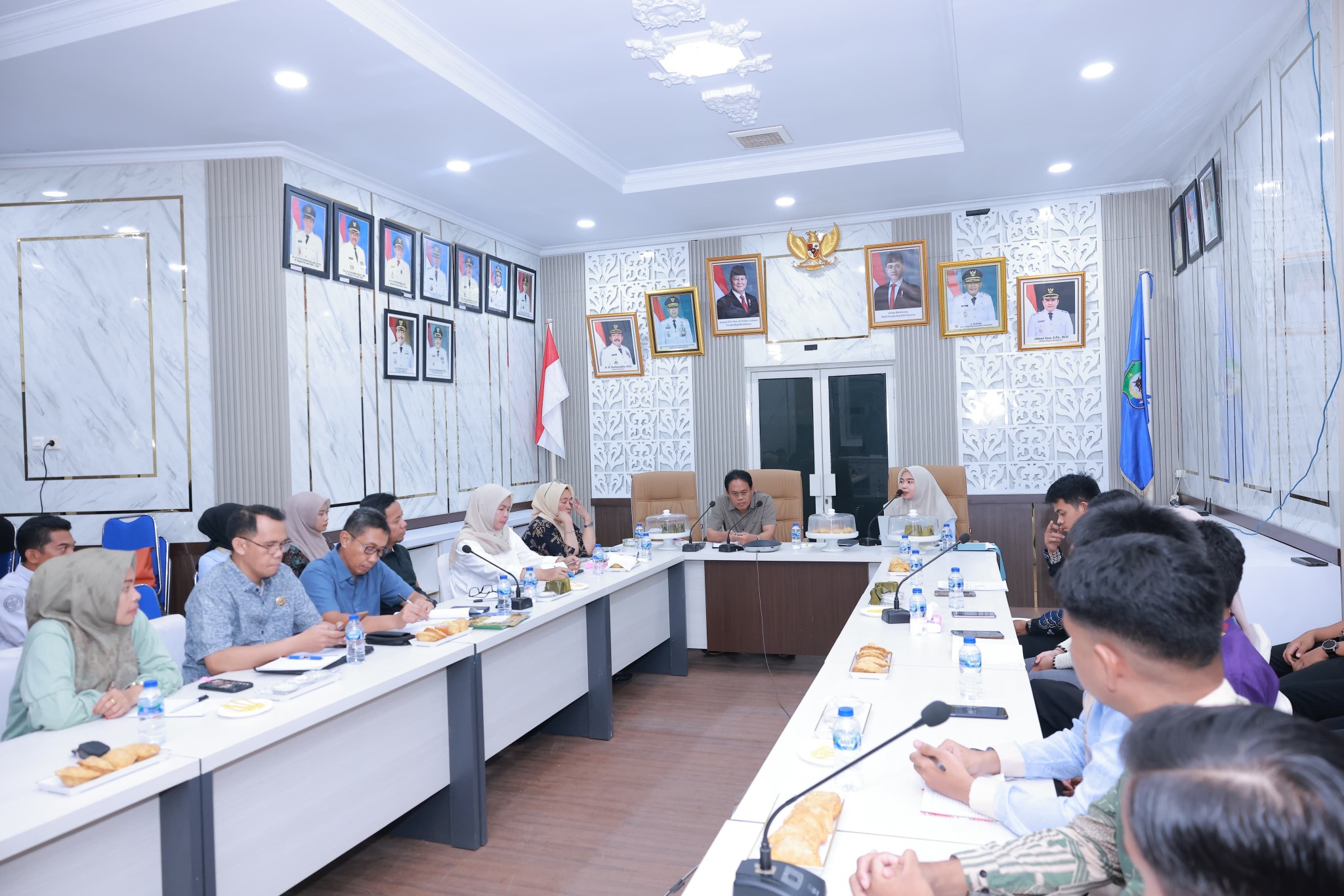 Pj. Sekda Bombana, Ir. Syahrun, ST., M.P.W.K, memimpin Rapat Koordinasi Program Makan Bergizi Gratis (MBG) di Kantor Bupati, Jumat (14/11/2025). Rapat ini dilakukan pasca dugaan keracunan di Poleang Utara, berfokus pada perbaikan sistem pengolahan dan distribusi makanan guna memastikan keamanan dan higienitas pangan anak sekolah.