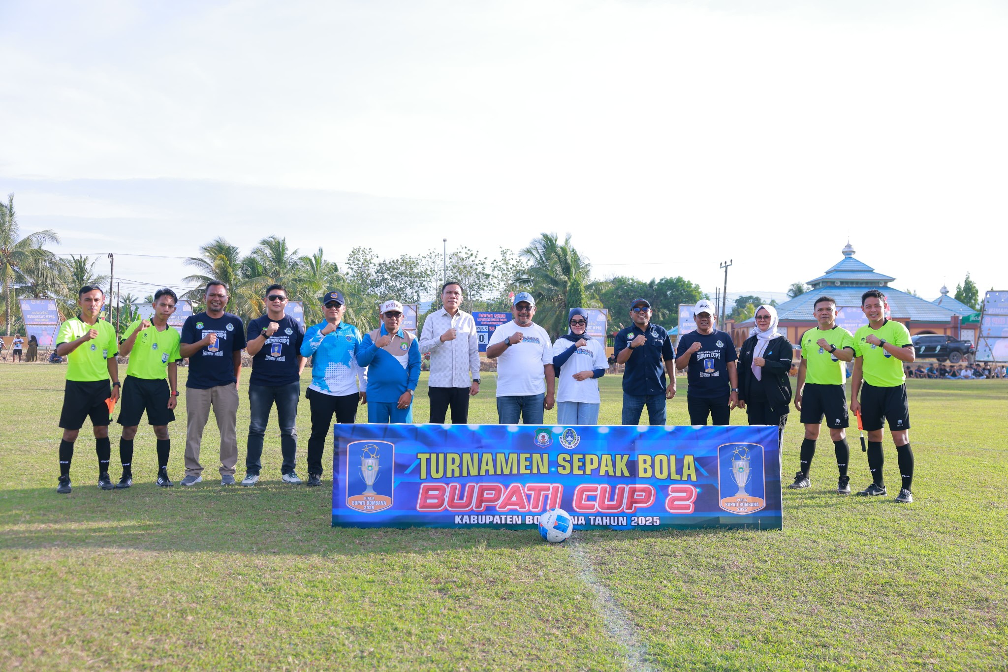 Bupati Bombana, Ir. H. Burhanuddin, M.Si, didampingi Ketua DPRD Kab. Bombana Iskandar, SP, meresmikan pembukaan Turnamen Sepak Bola Bupati Cup 2 Tahun 2025 Zona Rumbia di Lapangan Lombakasih, Sabtu (16/11/2025). Turnamen ini merupakan komitmen Pemda dalam pembinaan atlet dan pemersatu masyarakat.