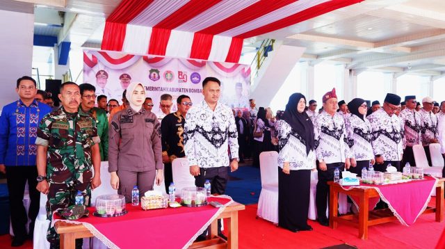 Anggota DPRD Bombana, Yudi Utama Arsyad (Tengah) saat mengikuti upacara Penutupan HUT PGRI tingkat Sultra