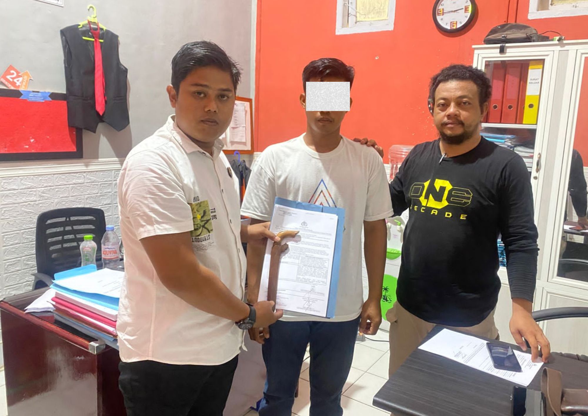 MS (28) usai diperiksa di Polres Bombana, Foto: Resbom