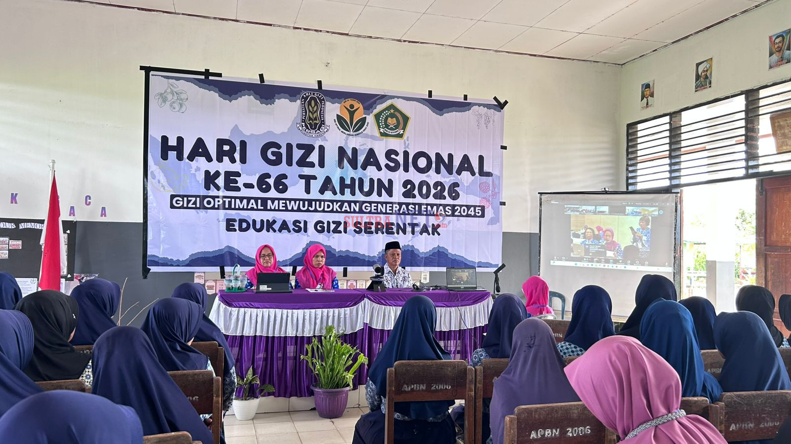 dan PERSAGI memberikan edukasi gizi seimbang kepada para pelajar saat peringatan Hari Gizi Nasional di MTs Nurul Jamil Bombana, Kecamatan Poleang Timur.