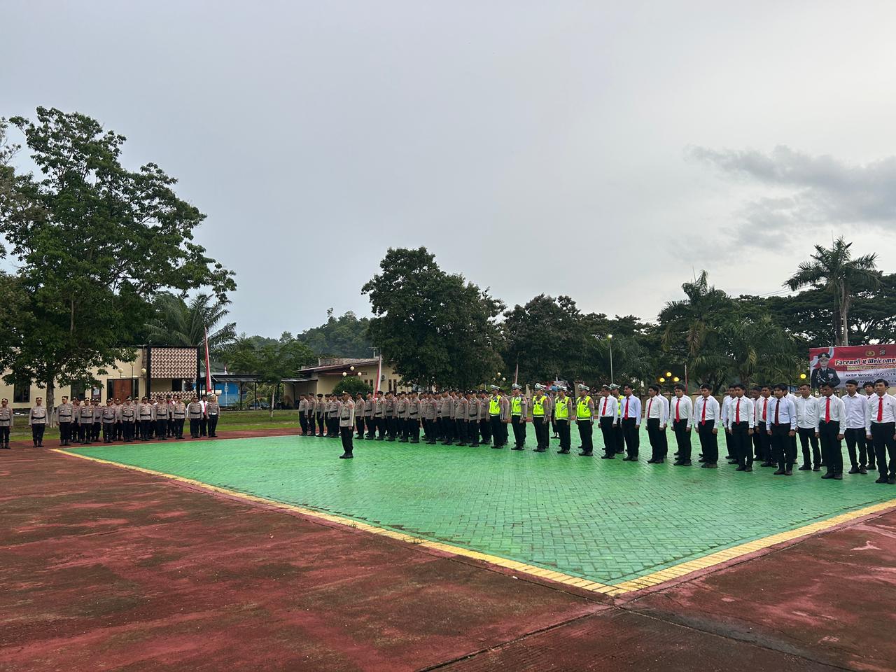 Suasana apel bersama personel Polres Bombana usai kegiatan pisah sambut Kapolres Bombana di Mako Polres Bombana, Selasa (6/1/2026), berlangsung tertib dan penuh khidmat.