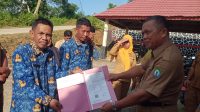 Empat PPPK di lingkungan Kesbangpol Bombana resmi menerima SK pengangkatan setelah mengikuti Apel Akbar 4.377 PPPK Kabupaten Bombana yang digelar di Lapangan GOR Bombana pada 26 Januari 2026.